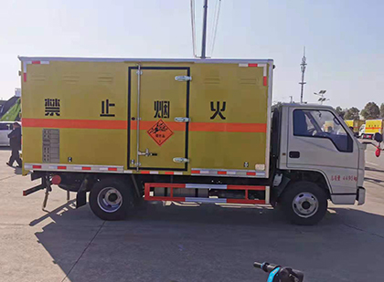 桐梓爆破器材运输车技术升级与安全合规新趋势